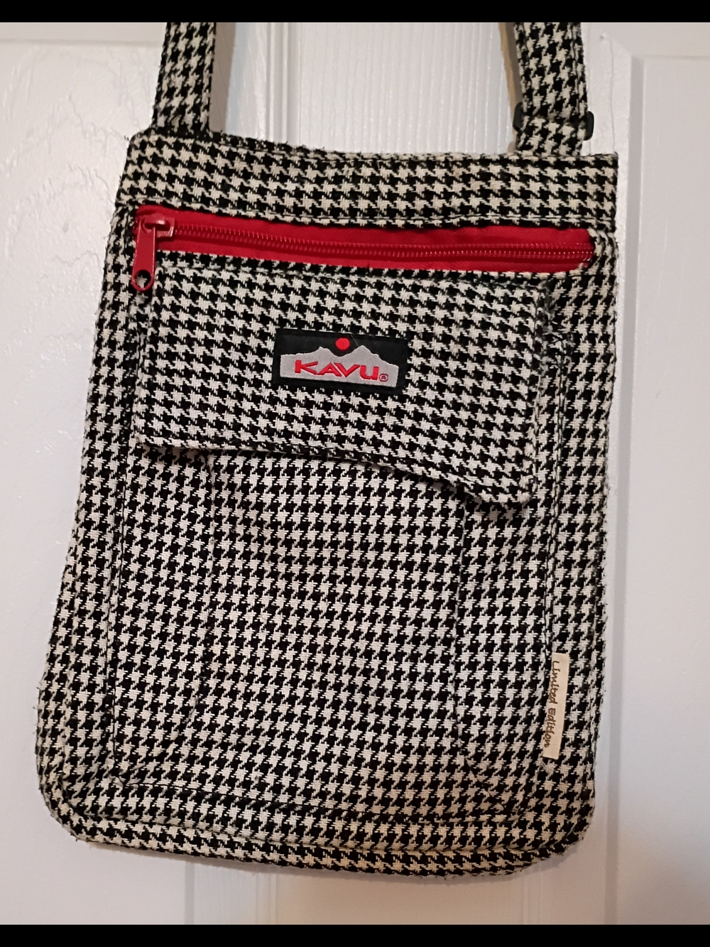 KAVU Black & White Houndstooth Crossbody Keeper Bag with Red Zip
